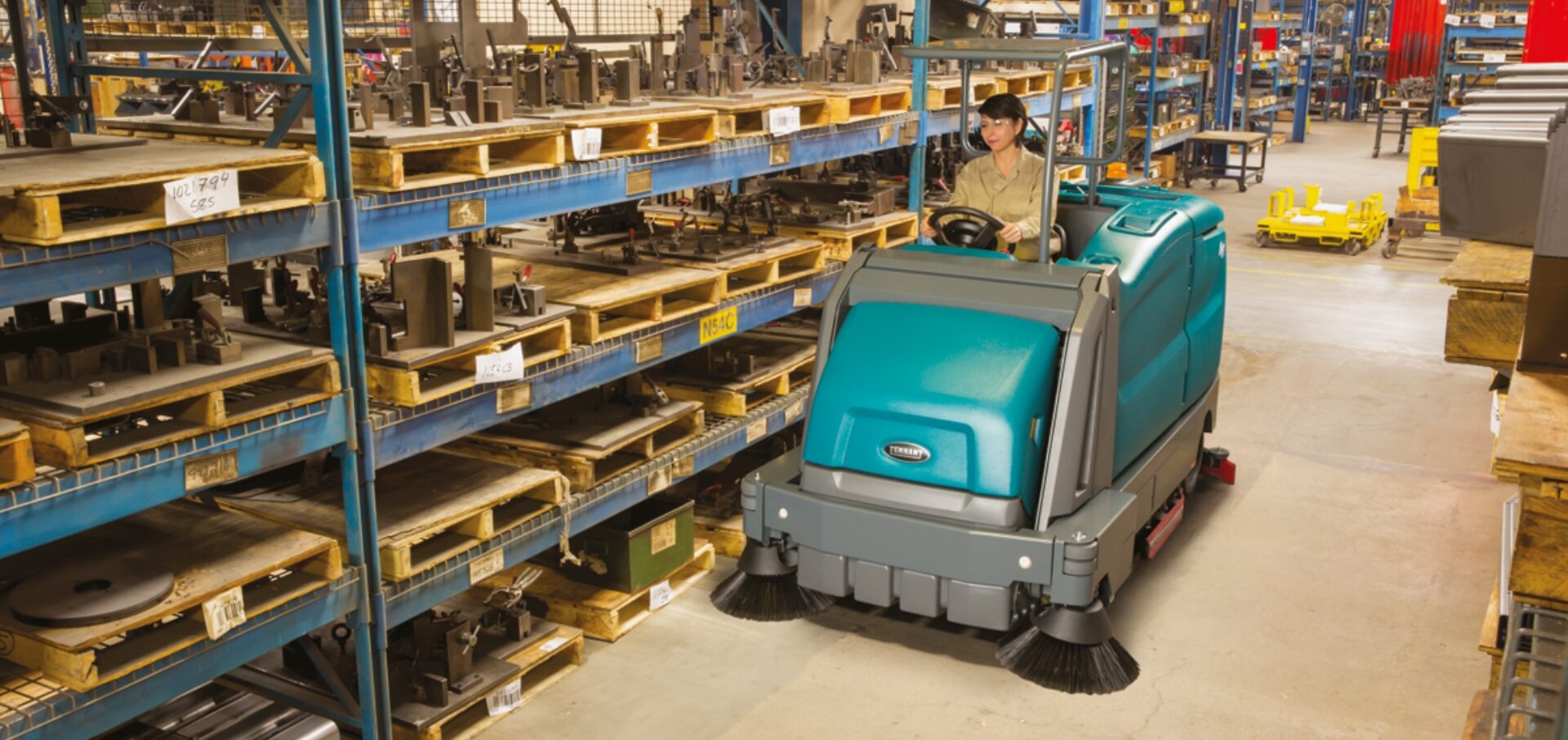 Tennant M17 reinigt een magazijnvloer tussen palletstellingen