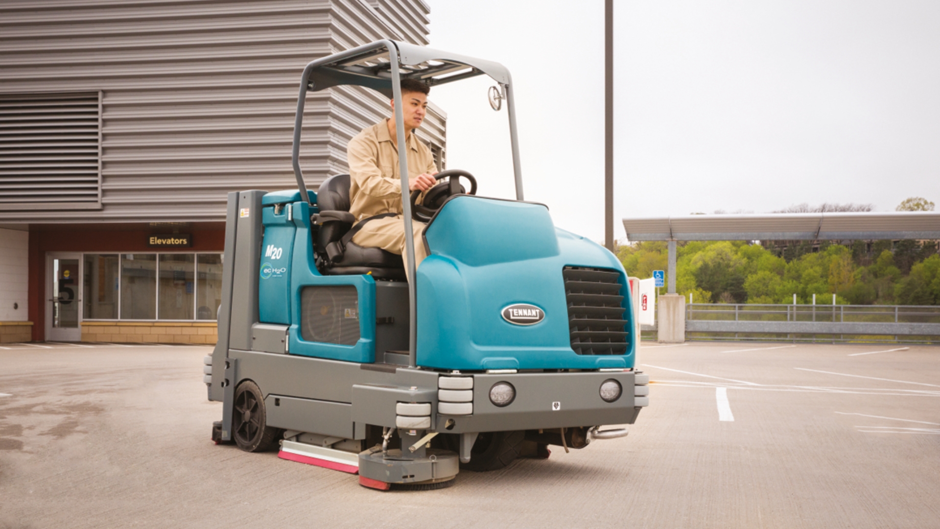 vegen-of-schrobben-bedrijfsvloer-valkro-m20-combinatie-vegen-schrobben